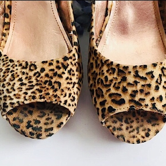 Express Velvet/Velour Leopard Peep Toe Wedges (7) - Picture 4 of 12